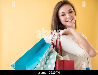 Ragazza ispanica il trasporto delle borse della spesa Foto Stock