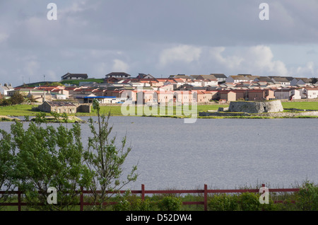 Vista attraverso i loch di Clickimin Broch età del bronzo torre difensiva, agriturismo e fortino Lerwick, isole Shetland, Scozia Foto Stock