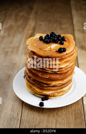 Pila di pancake nella piastra bianca sul tavolo di legno Foto Stock