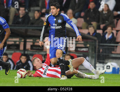 Fußball- Europa League Sechzehntelfinal -Rückspiel PSV Eindhoven - Hamburger SV am Donnerstag (25.02.2010) im Philipps Stadion di Eindhoven: Die Hamburger Tomas Rincon und Balazs Dzsudzsak (unten) vom PSV Eindhoven kämpfen um den palla. Foto: Achim Scheidemann dpa/lnw Foto Stock