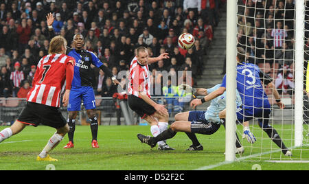 Fußball- Europa League - Sechzehntelfinal Rückspiel PSV Eindhoven - Hamburger SV am Donnerstag (25.02.2010) im Philipps Stadion di Eindhoven: Der Hamburger Torwart Frank Rost rettet vor Danko Lazovic vom PSV Eindhoven. Foto: Achim Scheidemann dpa/lnw Foto Stock