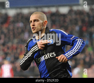 Fußball- Europa League Sechzehntelfinal -Rückspiel PSV Eindhoven - Hamburger SV am Donnerstag (25.02.2010) im Philipps Stadion di Eindhoven: Der Hamburger Mladen Petric jubelt nach seinem Treffer zum 1:2. Foto: Achim Scheidemann dpa/lnw Foto Stock