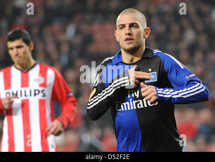 Fußball- Europa League Sechzehntelfinal -Rückspiel PSV Eindhoven - Hamburger SV am Donnerstag (25.02.2010) im Philipps Stadion di Eindhoven: Der Hamburger Mladen Petric jubelt nach seinem Treffer zum 1:2. Foto: Achim Scheidemann dpa/lnw Foto Stock