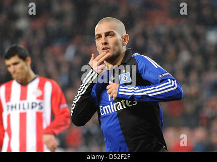 Fußball- Europa League Sechzehntelfinal -Rückspiel PSV Eindhoven - Hamburger SV am Donnerstag (25.02.2010) im Philipps Stadion di Eindhoven: Der Hamburger Mladen Petric jubelt nach seinem Treffer zum 1:2. Foto: Achim Scheidemann dpa/lnw Foto Stock