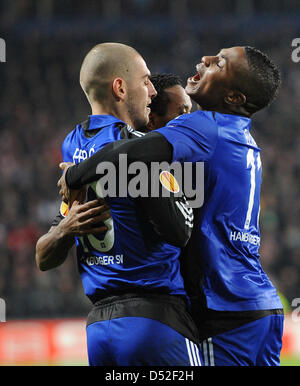 Fußball- Europa League Sechzehntelfinal -Rückspiel PSV Eindhoven - Hamburger SV am Donnerstag (25.02.2010) im Philipps Stadion di Eindhoven: Der Hamburger Mladen Petric jubelt mit Eljero Elia (r) nach seinem Treffer zum 1:2. Foto: Achim Scheidemann dpa/lnw Foto Stock