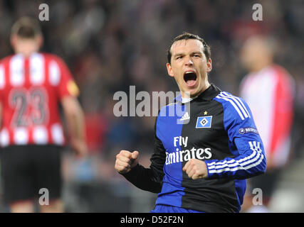 Fußball- Europa League Sechzehntelfinal -Rückspiel PSV Eindhoven - Hamburger SV am Donnerstag (25.02.2010) im Philipps Stadion di Eindhoven: Der Hamburger Piotr Trochowski jubelt nach seinem Trefffer zum 2:2. Foto: Achim Scheidemann dpa/lnw Foto Stock