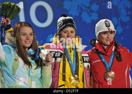 Silver medallist Tina Maze di Slovenia (L-R), gold medallist Viktoria Rebensburg della Germania e Elisabeth Goergl (L-R) dell'Austria durante la premiazione per le donne di slalom gigante sci alpino a Whistler Medal Plaza durante il Vancouver 2010 Giochi Olimpici in Whistler, Canada, 25 febbraio 2010. Foto: Foto Martin Schutt +++(c) dpa - Bildfunk+++ Foto Stock