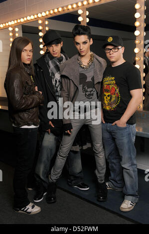 Georg Listing (L-R), Tom Kaulitz, cantante Bill Kaulitz e Gustav Schaefer della banda "Tokio Hotel' pongono prima di un concerto a Koenig Pilsener Arena stadium di Oberhausen, Germania, 26 febbraio 2010. Il primo dei due concerti in Germania ha avuto luogo nell'ambito di un tour europeo. Foto. Joerg Carstensen Foto Stock