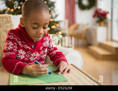 African American boy scrivendo la lettera di Santa Foto Stock