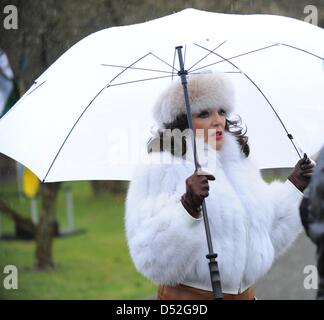 Noi attrice Joan Collins nella foto durante le riprese della serie televisiva "Verbotene Liebe' ('amore proibito") dell'emittente pubblica ARD in engelskirchen, Germania, 26 febbraio 2010. Foto: Joerg Carstensen Foto Stock