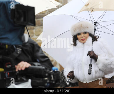 Noi attrice Joan Collins nella foto durante le riprese della serie televisiva "Verbotene Liebe' ('amore proibito") dell'emittente pubblica ARD in engelskirchen, Germania, 26 febbraio 2010. Foto: Joerg Carstensen Foto Stock