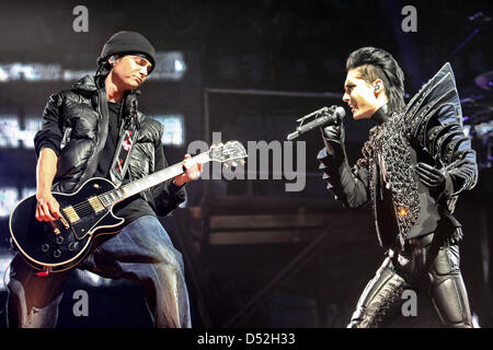 Die Musiker Tom Kaulitz (l) und Bill Kaulitz von der Band Tokio Hotel treten am Sonntag (28.02.2010) in der Color-Line-Arena auf. Es ist das zweite von insgesamt zwei Konzerten, die die Band im Rahmen ihrer Europa-Tournee in Deutschland gibt. Foto: Bodo segna dpa/lno Foto Stock