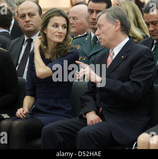 Il presidente tedesco Horst Koehler (R) e corona spagnola la principessa Letizia partecipare alla cerimonia di premiazione per il sistema Eva Luise Koehler premio onorando la ricerca sulle malattie rare a Berlino, Germania, 01 marzo 2010. È la prima volta che Letizia rappresenta la Spagna senza il marito. La Crown Princess si impegna con se stessa per i pazienti affetti da malattie rare nel suo paese come bene. Foto: WOLFGANG K Foto Stock