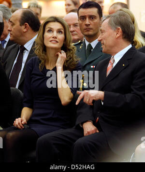 Il presidente tedesco Horst Koehler (R) e corona spagnola la principessa Letizia partecipare alla cerimonia di premiazione per il sistema Eva Luise Koehler premio onorando la ricerca sulle malattie rare a Berlino, Germania, 01 marzo 2010. È la prima volta che Letizia rappresenta la Spagna senza il marito. La Crown Princess si impegna con se stessa per i pazienti affetti da malattie rare nel suo paese come bene. Foto: WOLFGANG K Foto Stock