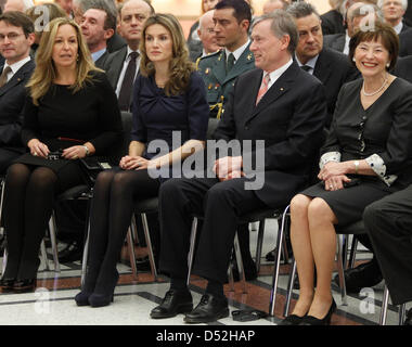 La moglie di Spagna è ambasciatore di Germania, Miren Karmele Miranda Vicuna (L-R), spagnolo la principessa Letizia, Il presidente tedesco Horst Koehler e sua moglie Eva Luise Koehler partecipare alla cerimonia di premiazione per il sistema Eva Luise Koehler premio onorando la ricerca sulle malattie rare a Berlino, Germania, 01 marzo 2010. È la prima volta che la principessa Letizia rappresenta la Spagna senza il marito. T Foto Stock