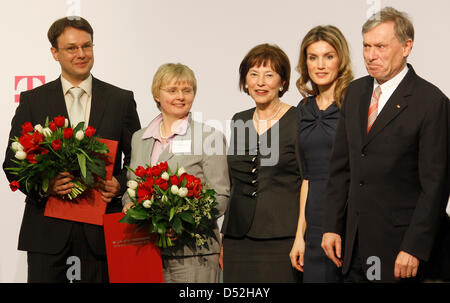 Questo anno di laureati di Eva Luise Koehler premio per la ricerca sulle malattie raramente Marc-andré Weber (L-R), Karin Jurkat-Rott, iniziatore Eva Luise Koehler, spagnolo la principessa Letizia e il Presidente tedesco Horst Koehler partecipare alla cerimonia di premiazione per il premio a Berlino, Germania, 01 marzo 2010. È la prima volta che la principessa Letizia rappresenta la Spagna senza il marito. Il C Foto Stock