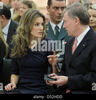 Il presidente tedesco Horst Koehler (R) e corona spagnola la principessa Letizia partecipare alla cerimonia di premiazione per il sistema Eva Luise Koehler premio onorando la ricerca sulle malattie rare a Berlino, Germania, 01 marzo 2010. È la prima volta che Letizia rappresenta la Spagna senza il marito. La Crown Princess si impegna con se stessa per i pazienti affetti da malattie rare nel suo paese come bene. Foto: WOLFGANG K Foto Stock