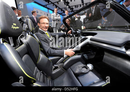 Michael Macht, CEO di Porsche AG, pone in nuova Porsche Spyder 918 prima della prima giornata della stampa al Salone di Ginevra a Ginevra, Svizzera, 01 marzo 2010. La 80th International Motor Show di Ginevra vuole dare nuovo impetuses a delle difficoltà del settore automobilistico fino al 14 marzo 2010. Alcuni 700.000 visitatori sono attesi al motor show. Foto: Uli Deck Foto Stock