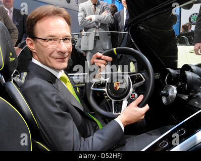 Michael Macht, CEO di Porsche AG, pone in nuova Porsche Spyder 918 prima della prima giornata della stampa al Salone di Ginevra a Ginevra, Svizzera, 01 marzo 2010. La 80th International Motor Show di Ginevra vuole dare nuovo impetuses a delle difficoltà del settore automobilistico fino al 14 marzo 2010. Alcuni 700.000 visitatori sono attesi al motor show. Foto: Uli Deck Foto Stock