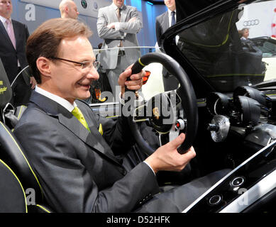 Michael Macht, CEO di Porsche AG, pone in nuova Porsche Spyder 918 prima della prima giornata della stampa al Salone di Ginevra a Ginevra, Svizzera, 01 marzo 2010. La 80th International Motor Show di Ginevra vuole dare nuovo impetuses a delle difficoltà del settore automobilistico fino al 14 marzo 2010. Alcuni 700.000 visitatori sono attesi al motor show. Foto: Uli Deck Foto Stock