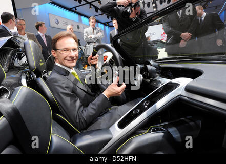 Michael Macht, CEO di Porsche AG, pone in nuova Porsche Spyder 918 prima della prima giornata della stampa al Salone di Ginevra a Ginevra, Svizzera, 01 marzo 2010. La 80th International Motor Show di Ginevra vuole dare nuovo impetuses a delle difficoltà del settore automobilistico fino al 14 marzo 2010. Alcuni 700.000 visitatori sono attesi al motor show. Foto: Uli Deck Foto Stock