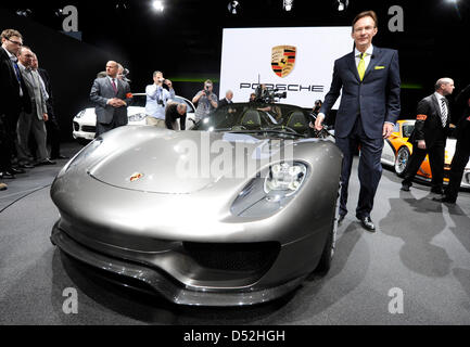 Michael Macht (R), il CEO di Porsche AG, presenta il nuovo Porsche Spyder 918 prima della prima giornata della stampa al Salone di Ginevra a Ginevra, Svizzera, 01 marzo 2010. La 80th International Motor Show di Ginevra vuole dare nuovo impetuses a delle difficoltà del settore automobilistico fino al 14 marzo 2010. Alcuni 700.000 visitatori sono attesi al motor show. Foto: ULI DECK Foto Stock