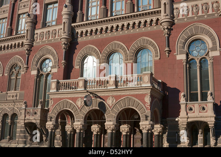 La facciata della Banca nazionale di Ucraina edificio. Costruito nel 1902-1934. Architetto O. Kobolyev, decorata da scultore italiano E. Sala. Foto Stock
