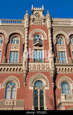 La facciata della Banca nazionale di Ucraina edificio. Costruito nel 1902-1934. Architetto O. Kobolyev, decorata da scultore italiano E. Sala. Foto Stock