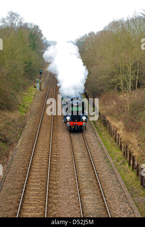 Reigate, Surrey, Regno Unito. Il 22 marzo 2013. Il British Pullman VS Orient Express locomotiva a vapore SR Marina Mercantile Clan Classe Linea 4-6-2 n. 35028 velocità attraverso Reigate in Surrey, 1504hrs venerdì 22 marzo 2013 lungo il tragitto per la stazione di London Victoria. Foto di Lindsay Constable/Alamy Live News Foto Stock