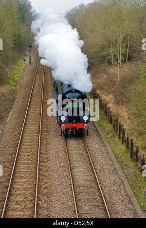 Reigate, Surrey, Regno Unito. Il 22 marzo 2013. Il British Pullman VS Orient Express locomotiva a vapore SR Marina Mercantile Clan Classe Linea 4-6-2 n. 35028 velocità attraverso Reigate in Surrey, 1504hrs venerdì 22 marzo 2013 lungo il tragitto per la stazione di London Victoria. Foto di Lindsay Constable/Alamy Live News Foto Stock