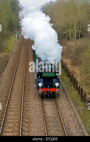 Reigate, Surrey, Regno Unito. Il 22 marzo 2013. Il British Pullman VS Orient Express locomotiva a vapore SR Marina Mercantile Clan Classe Linea 4-6-2 n. 35028 velocità attraverso Reigate in Surrey, 1504hrs venerdì 22 marzo 2013 lungo il tragitto per la stazione di London Victoria. Foto di Lindsay Constable/Alamy Live News Foto Stock