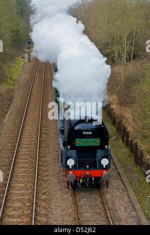 Reigate, Surrey, Regno Unito. Il 22 marzo 2013. Il British Pullman VS Orient Express locomotiva a vapore SR Marina Mercantile Clan Classe Linea 4-6-2 n. 35028 velocità attraverso Reigate in Surrey, 1504hrs venerdì 22 marzo 2013 lungo il tragitto per la stazione di London Victoria. Foto di Lindsay Constable/Alamy Live News Foto Stock