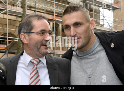 Brandeburgo il Primo Ministro Matthias Platzeck (L) incontra Olympic Champion bob Kevin Kuske a Potsdam, Germania, 03 marzo 2010. Spintore Kuske ha vinto la medaglia d'oro nei due uomini di bob evento e la medaglia d'argento nei quattro uomini evento con pilota Andre Lange (non illustrata) a i Giochi Olimpici Invernali 2010 a Vancouver in Canada. Foto: NESTOR BACHMANN Foto Stock