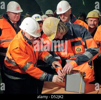 Deutsche Bahn boss Ruediger Grube anteriore (L) e master blaster Mathias Dinger anteriore (R) premere il pulsante per il tunnel finale svolta di 'Bibratunnel' in Saubach, Germania, 03 marzo 2010. Con le prestazioni straordinarie e cerimonie per la 'Bibratunnel' e 'vicini Finnetunnel' azienda ferroviaria di stato tedesca Deutsche Bahn AG ha celebrato a metà tempo per la costruzione del suo nuovo Foto Stock