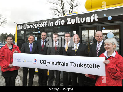 (L-R) Amministratore delegato di aeroporti di Berlino Rainer Schwarz, Berlino Senatore delle finanze Harald Wolf, Enertrag AG CEO Werner Diwald, Brandeburgo il Primo Ministro Matthias Platzeck, federale il Segretario di Stato per il traffico Rainer Bomba e managing director di totale Germania Hans-Christian Guetzkow pongono di fronte a un idrogeno-powered bus in Schoenefeld, Germania, 04 marzo 2010. Un totale di 75 tonnellate di carbo Foto Stock