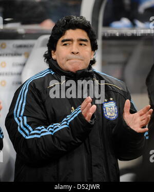 Diego Armando Maradona, head coach Argentina di squadra nazionale, applaude durante il soccer test match Germania vs Argentina presso lo stadio AllianzArena a Monaco di Baviera, Germania, 03 marzo 2010. L'Argentina ha vinto la partita 1-0. Foto: Bernd Weissbrod Foto Stock