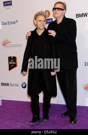 Martin Gore (L) e Andrew Fletcher (R) della British elettro Band Depeche Mode arrivano per l'ECO 2010 Award a Berlino, Germania, 04 marzo 2010. L'ECO 2010 viene conferito in 27 categorie. Foto: Britta Pedersen Foto Stock