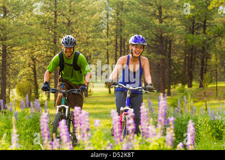 Matura in mountain bike in Prato Foto Stock