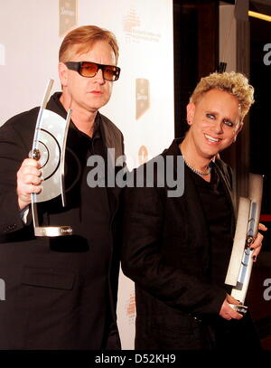 Martin Gore (R) e Andrew Fletcher (L) della British electropop istituzione Depeche Mode allietare il loro premio 'Best Group International Rock-Pop' all'ECHO 2010 Awards a Berlino, Germania, 04 marzo 2010. L'ECO Music Awards sono assegnati annualmente dal Tedesco Accademia Phono in 27 categorie. Foto: Xamax Foto Stock