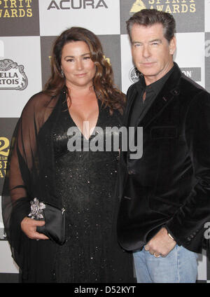 Attore irlandese Pierce Brosnan e sua moglie Keely Shaye-Smith arriva per il venticinquesimo Film Independent Spirit Awards a Los Angeles, CA, Stati Uniti, 05 marzo 2010. La Spirit Awards premia la pellicola indipendente produzioni. Foto: Hubert Boesl Foto Stock