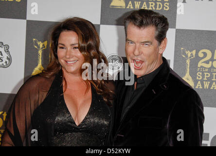 Attore irlandese Pierce Brosnan e sua moglie Keely Shaye-Smith arriva per il venticinquesimo Film Independent Spirit Awards a Los Angeles, CA, Stati Uniti, 05 marzo 2010. La Spirit Awards premia la pellicola indipendente produzioni. Foto: Hubert Boesl Foto Stock