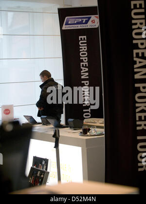 Un funzionario di polizia fissa la prova a Berlino, Germania, 06 marzo 2010. Un torneo di poker effettuata a Hyatt Hotel è stata derubata, i rapinatori strappato i soldi e sono scappati. Foto: KLAUS-DIETMAR GABBERT Foto Stock