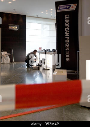 Un funzionario di polizia fissa la prova a Berlino, Germania, 06 marzo 2010. Un torneo di poker effettuata a Hyatt Hotel è stata derubata, i rapinatori strappato i soldi e sono scappati. Foto: KLAUS-DIETMAR GABBERT Foto Stock