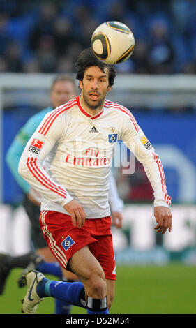 Di Amburgo Ruud van Nistelrooy controlla la palla durante il match della Bundesliga Amburgo SV vs Hertha BSC Berlino presso la HSH Nordbank Arena stadium di Amburgo, Germania, 06 marzo 2010. Amburgo ha vinto th ematch 1-0. Foto: MARCUS BRANDT (ATTENZIONE: embargo condizioni! Il DFL permette l'ulteriore utilizzazione delle immagini nella IPTV, servizi di telefonia mobile e altre nuove tecnologie non solo in precedenza th Foto Stock