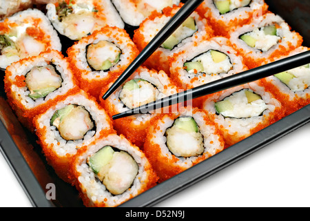 Grande colorato set di sushi e bacchette isolato su bianco Foto Stock