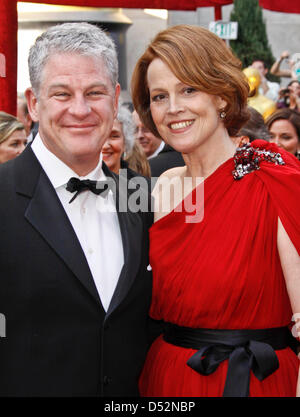 Noi attrice Sigourney Weaver e suo marito Jim Simpson arrivano sul tappeto rosso durante l'ottantaduesima annuale di Academy Awards il Kodak Theatre di Hollywood, Stati Uniti d'America, 07 marzo 2010. Oscar sono assegnati per un eccezionale uno sforzo individuale o collettivo in fino a 25 categorie nel mondo del cinema. Foto: HUBERT BOESL Foto Stock