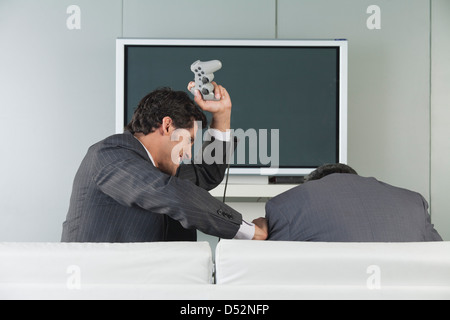 Imprenditori playfighting Foto Stock