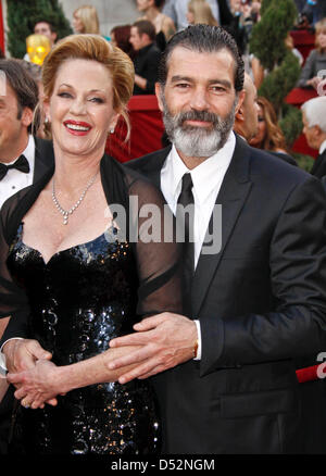 Attore spagnolo Antonio Banderas e sua moglie Melanie Griffith arrivare sul tappeto rosso durante l'ottantaduesima annuale di Academy Awards il Kodak Theatre di Hollywood, Stati Uniti d'America, 07 marzo 2010. Oscar sono assegnati per un eccezionale uno sforzo individuale o collettivo in fino a 25 categorie nel mondo del cinema. Foto: HUBERT BOESL Foto Stock