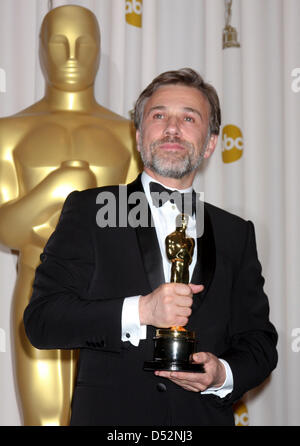 Attore austriaco Christoph Waltz pone con il suo Oscar nella sala stampa della ottantaduesima annuale di Academy Awards il Kodak Theatre di Hollywood, Stati Uniti d'America, 07 marzo 2010. Waltz ha vinto l'Oscar per il miglior attore non protagonista in "Inglourious Basterds'. Oscar sono assegnati per un eccezionale uno sforzo individuale o collettivo in fino a 25 categorie nel mondo del cinema. Foto: HUBERT BOESL Foto Stock