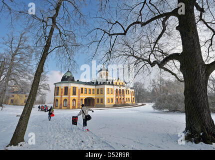 I turisti check out Palazzo Belvedere vicino a Weimar, Germania, 09 marzo 2010. Il meteo in Turingia resterà freddo e inverno-simili. Foto: Martin Schutt Foto Stock